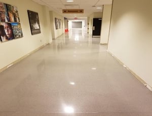 A large empty room
Description automatically generated